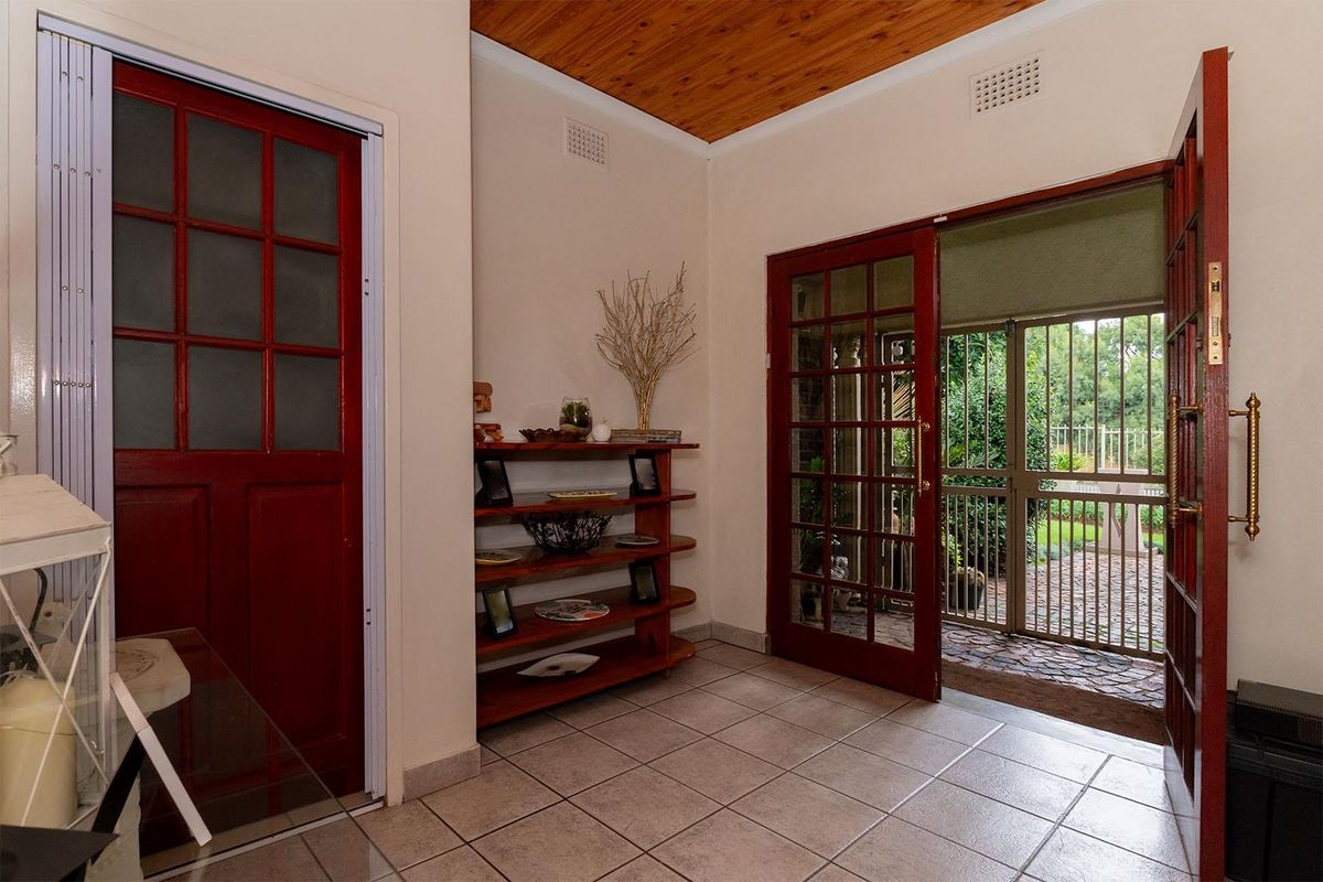 Spacious 3-bedroom family home in Kempton Park Ext 4 on a large 1115sqm stand. - Photo 5