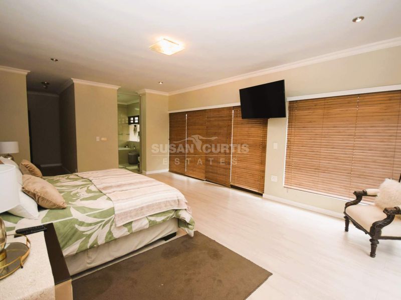 Beyond stylish penthouse - Photo 5