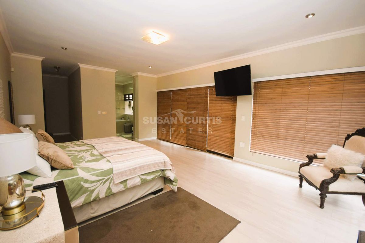 Beyond stylish penthouse - Photo 5