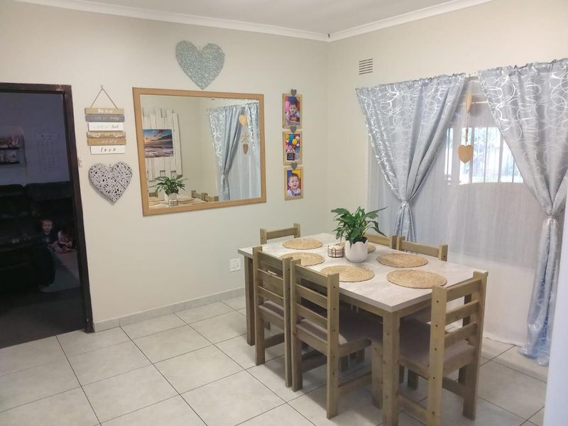 Spacious 3-Bedroom Family Home For Sale with Pool, Entertainment Area & Greenbelt Views - Photo 3