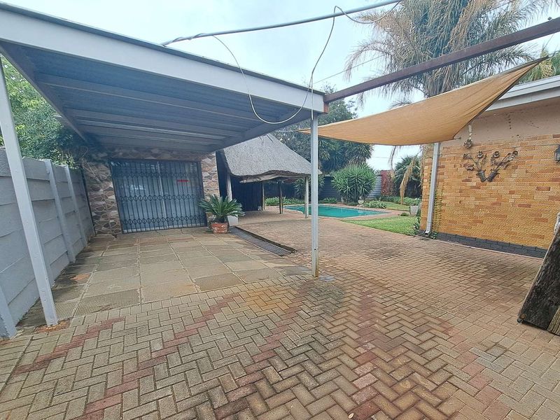Perfect Family Home with Bonus Flatlet and Income Potential! - Photo 3