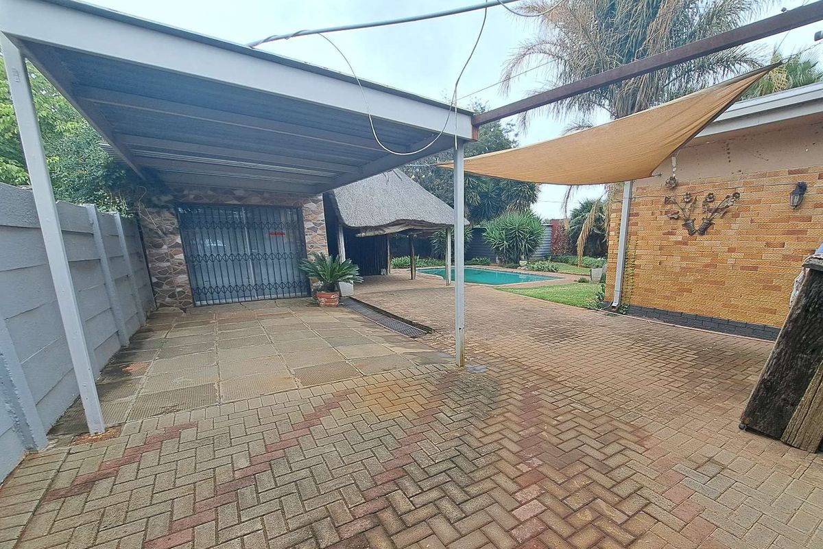 Perfect Family Home with Bonus Flatlet and Income Potential! - Photo 3