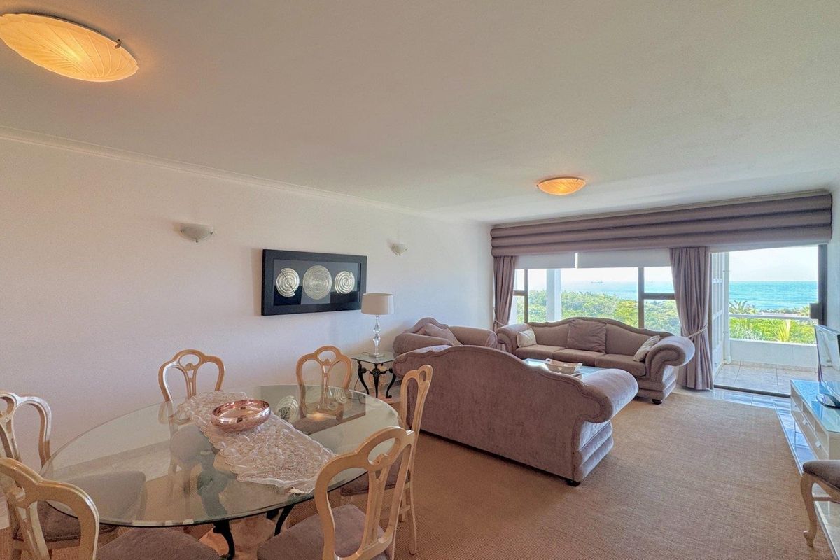 Luxury Coastal Living – Fully Furnished 3 Bedroom Apartment on Marine Drive - Photo 5