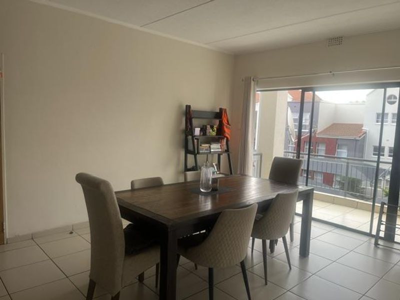 Two Bedrooms, One Bathroom In Ferndale, Randburg - Photo 4