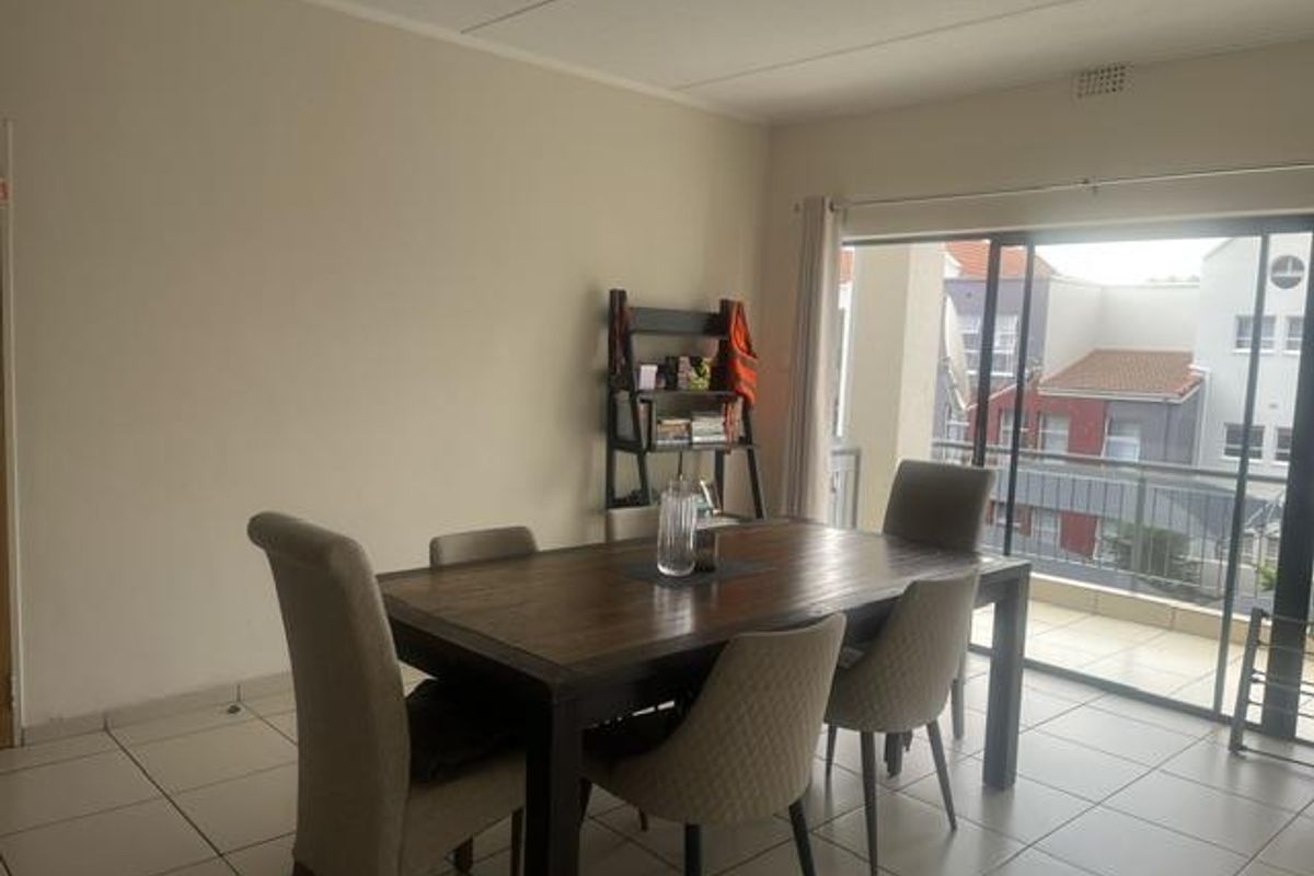 Two Bedrooms, One Bathroom In Ferndale, Randburg - Photo 4