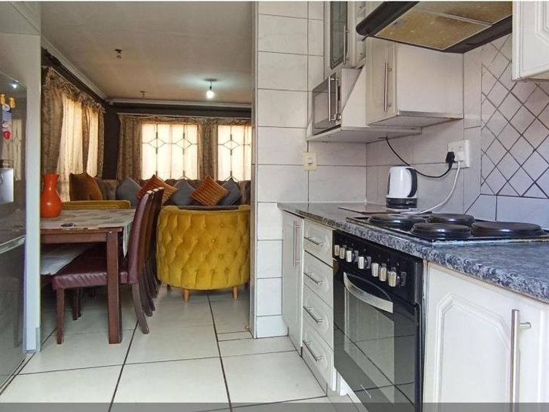 Quaint 3 Bedroom House In Clayville Ext 34 - Photo 2