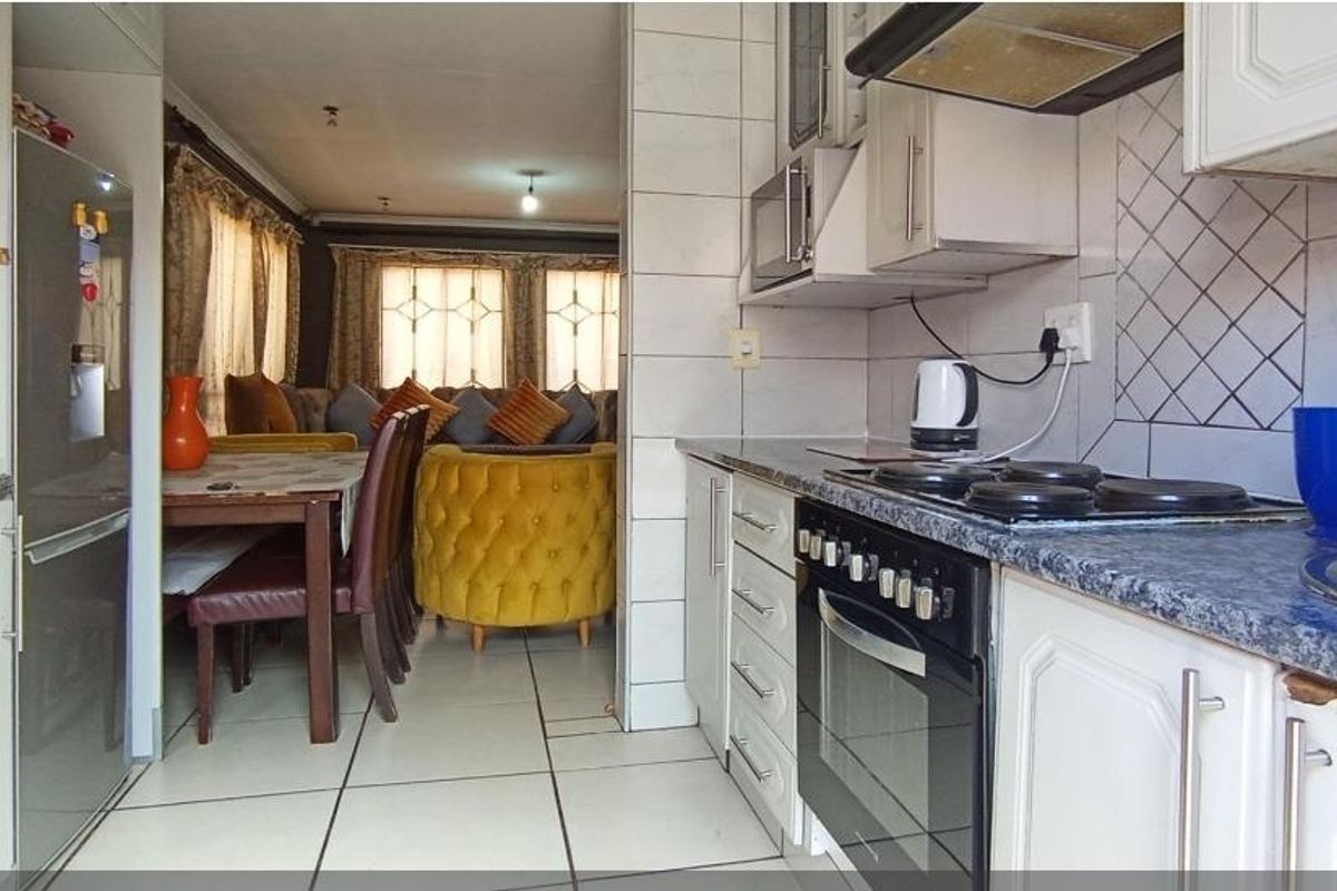 Quaint 3 Bedroom House In Clayville Ext 34 - Photo 2
