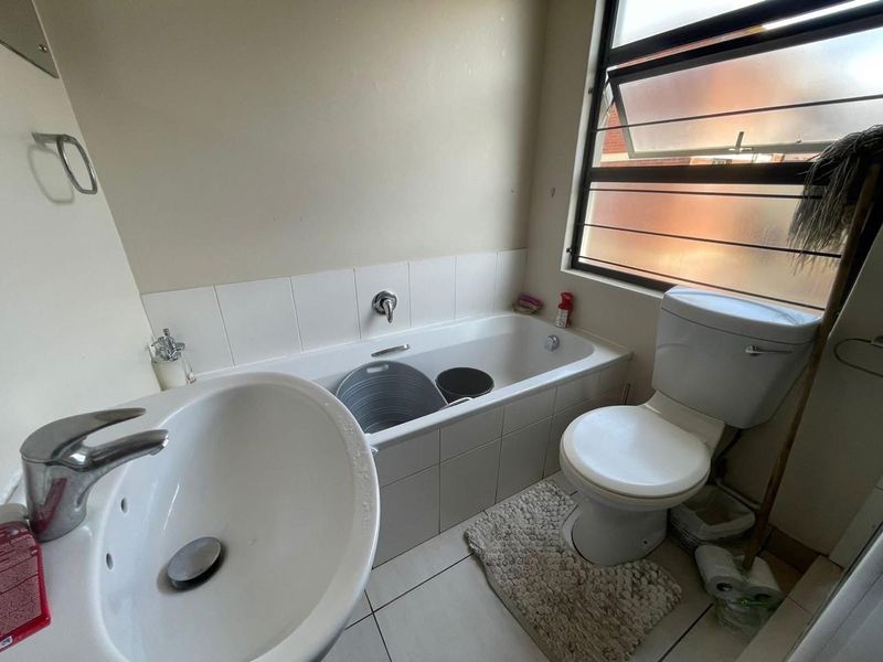 Charming 2-Bedroom Apartment in the Heart of Essenwood, Durban. - Photo 8