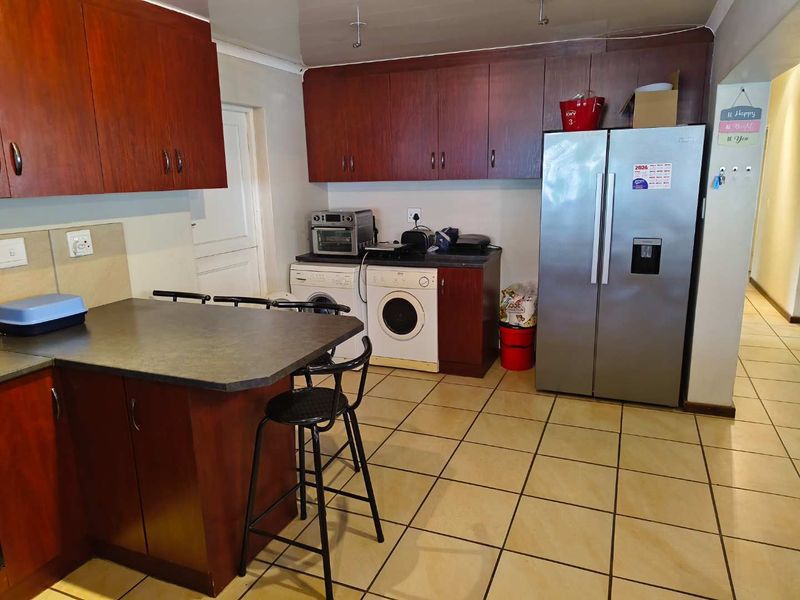 Charming 3-Bedroom Family Home in Stone River Valley Estate Paarl - Photo 3