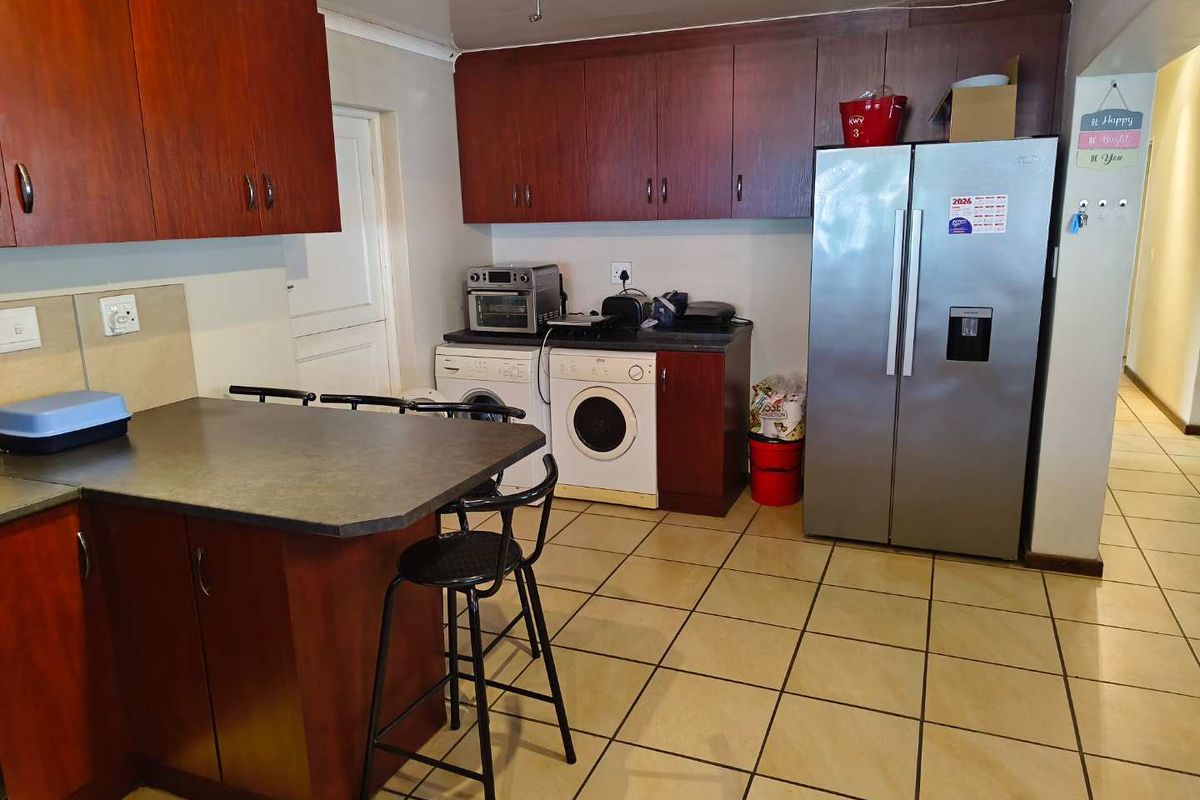 Charming 3-Bedroom Family Home in Stone River Valley Estate Paarl - Photo 3