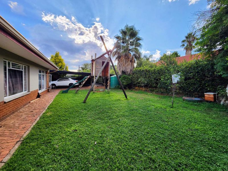 Stunning 4-Bedroom Off-The-Grid Home - Photo 2