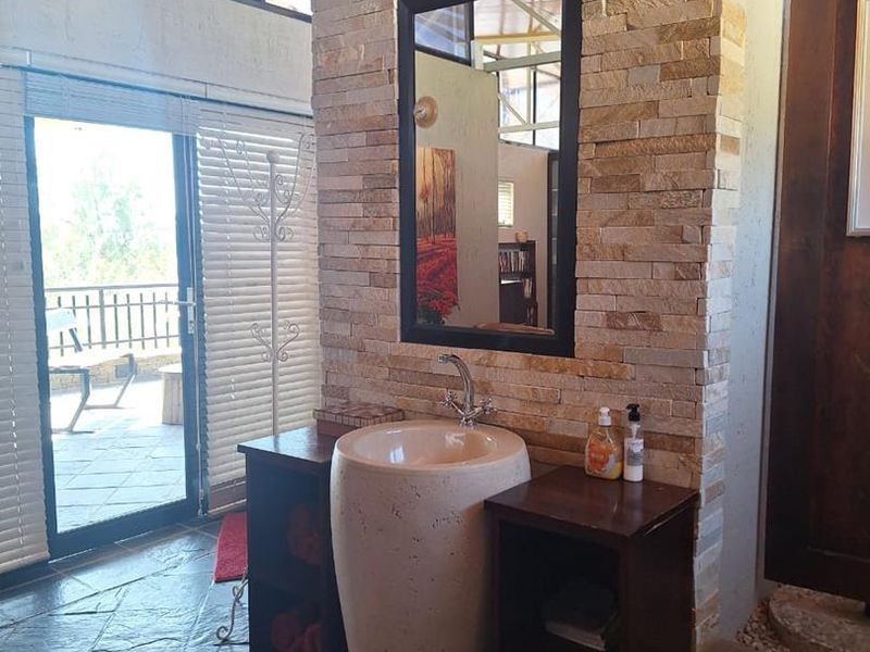 Spacious 5-Bed Residence With Consulting Rooms In Klein Windhoek - Photo 2