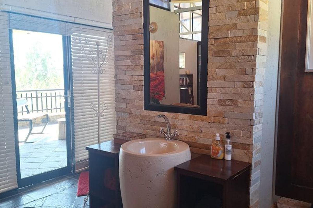 Spacious 5-Bed Residence With Consulting Rooms In Klein Windhoek - Photo 2