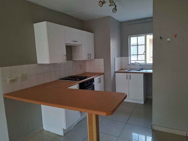 2 Bedroom Groundfloor Apartment ideal for first timer buyer or investor - Photo 3