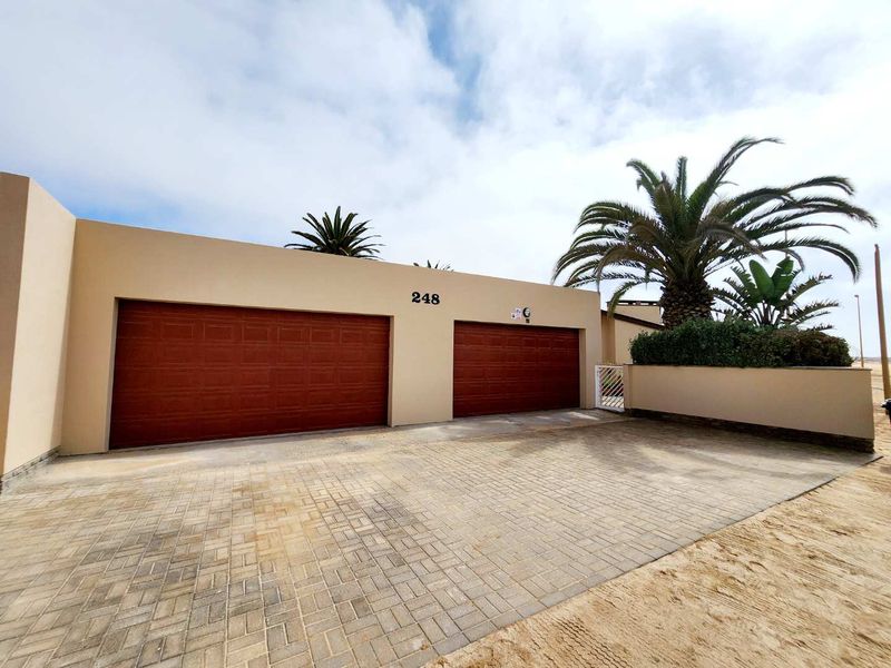 Corner property with 2 flats. - Photo 5