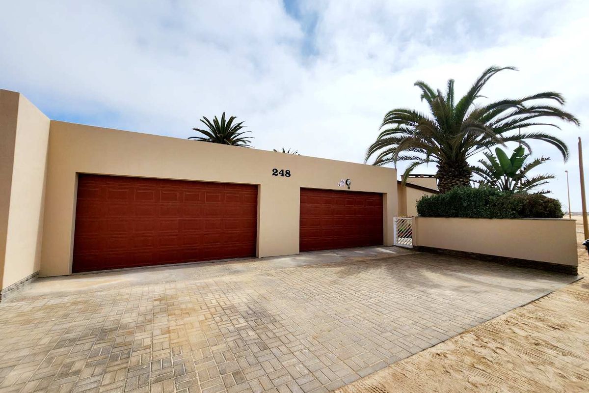 Corner property with 2 flats. - Photo 5