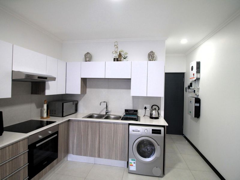 Stunning Three Bedroom Apartment in Ventura - Photo 7