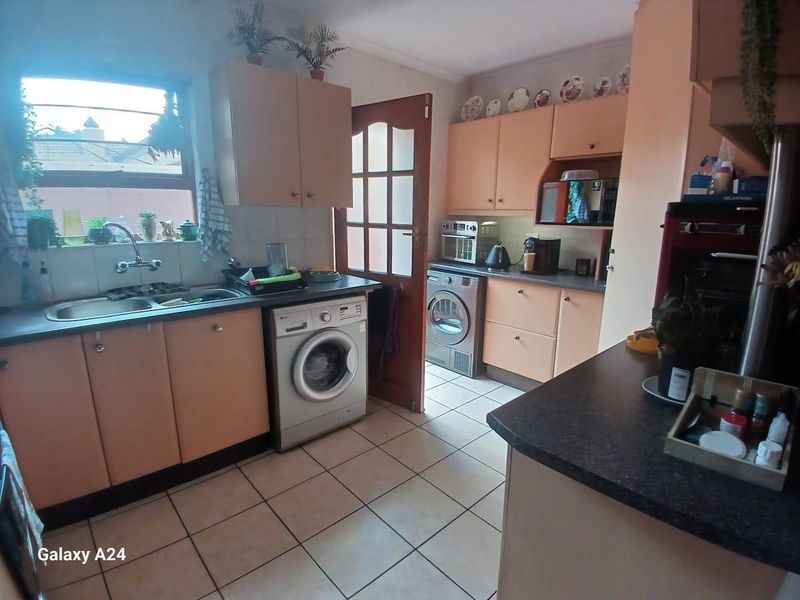 Spacious Home with Great Potential – Bishops Court, Van Riebeeck Park - Photo 5