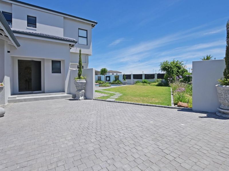 The Diamond in the Crown - Photo 2