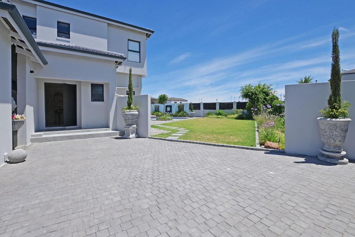 The Diamond in the Crown - Photo 2