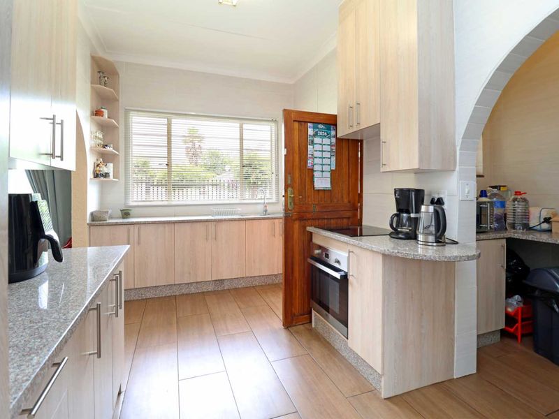 Well Maintained 3 Bedroom with pool and lapa (Offers Welcome) - Photo 7