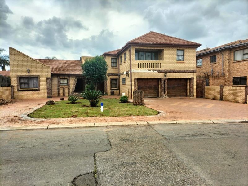 Huge home with 2 Flatlets for added income - Photo 2