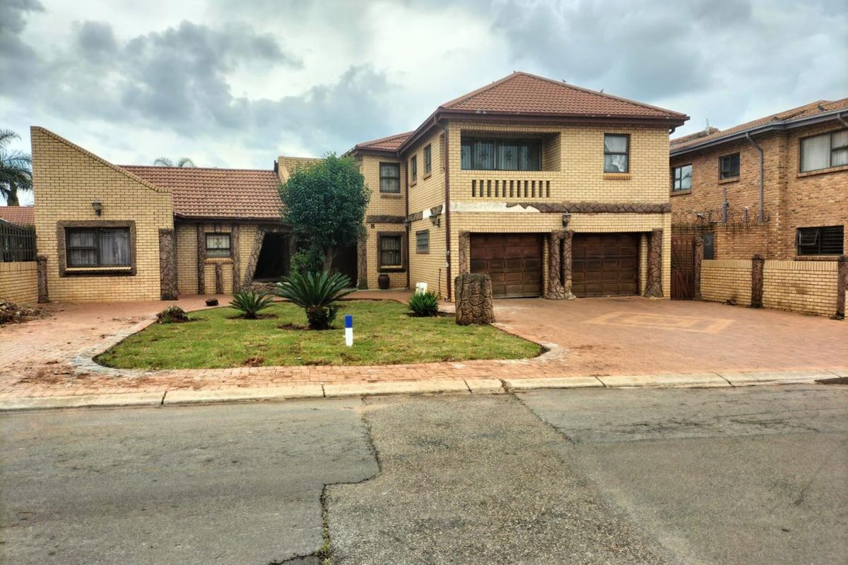 Huge home with 2 Flatlets for added income - Photo 2