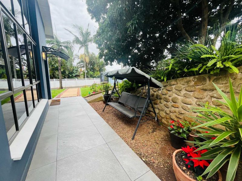 Hendra : A Rare Find: Dual Garages, Cottage, Pool & Pure Luxury - Photo 2