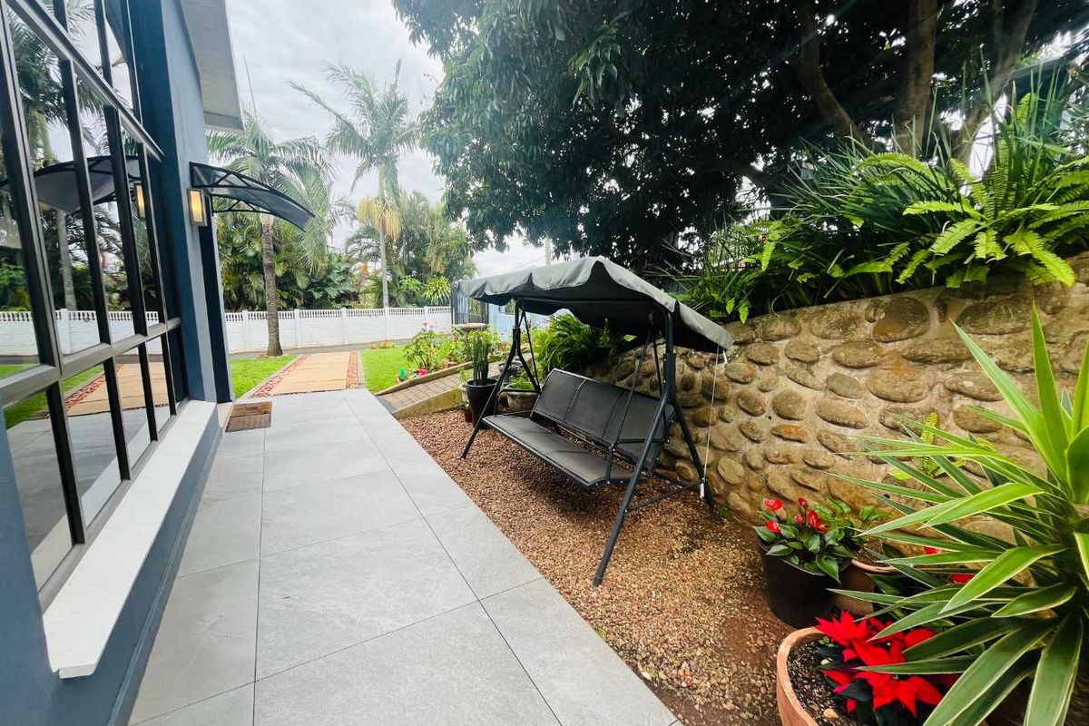 Hendra : A Rare Find: Dual Garages, Cottage, Pool & Pure Luxury - Photo 2