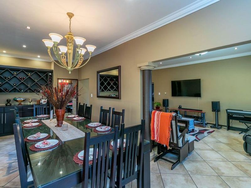 Expansive Multi-Generational Double Storey Home with Exceptional Entertainment Living in Glen Marais - Photo 8