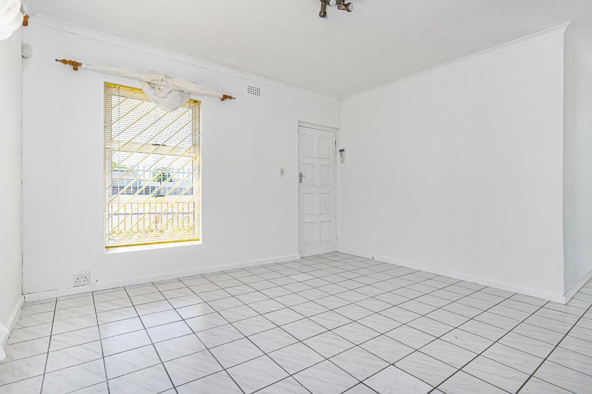 Ideal Three Bedroom Starter Home - Photo 5