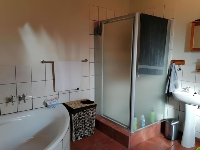 3 Bedroom Home to Rent – Centrally Located with Thatch Roof Charm - Photo 9