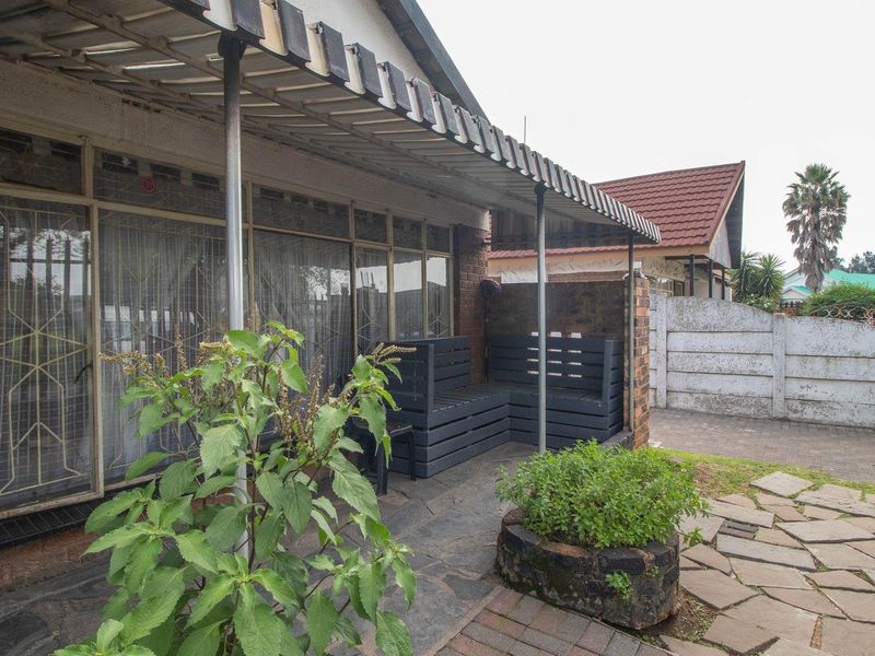 Unlock Potential: Your Dream Home Awaits! - Photo 3