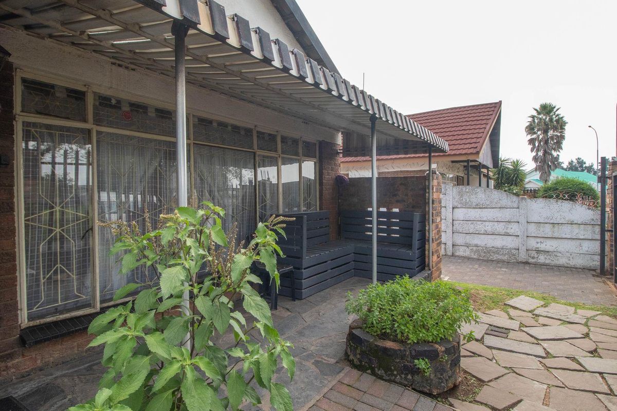 Unlock Potential: Your Dream Home Awaits! - Photo 3