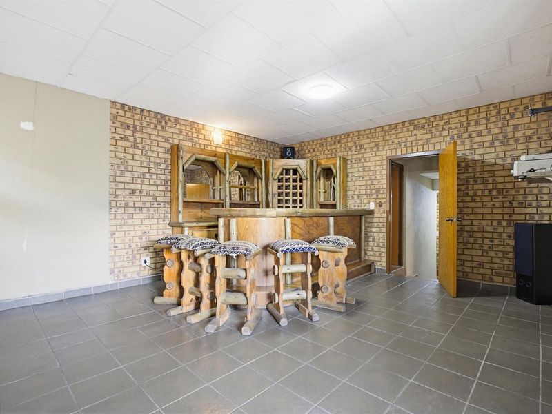 **4 Bedroom House For Sale in Glenvista, Johannesburg** **A Big Kind of Difference in Glenvista!** - Photo 8