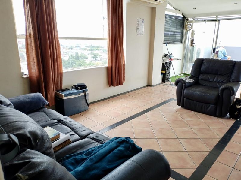 Penthouse with Massive Balcony & Spectacular 270° Views – Glenwood Gem! - Photo 6