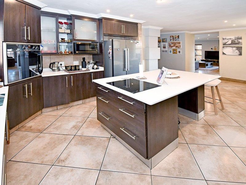 Beautiful Family Home in Secure Complex - Photo 2