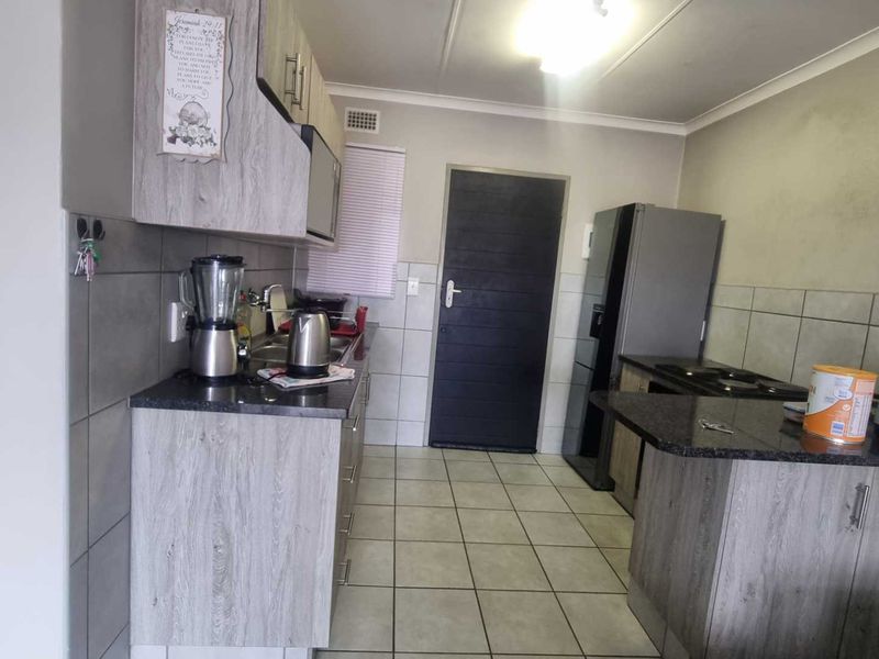 Spacious 2-Bedroom Apartment in a Perfectly Managed Estate - Photo 2