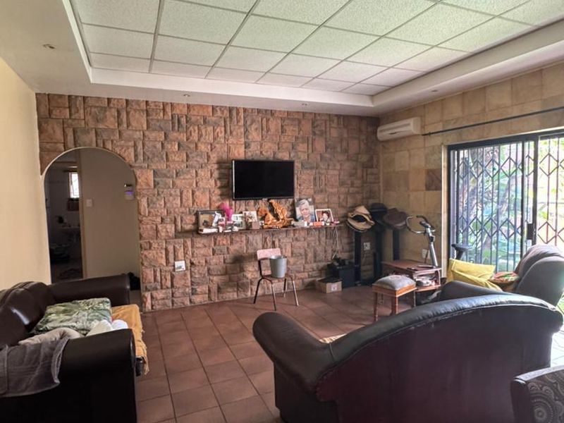 Business/Residential house for sale Windhoek West - Photo 4