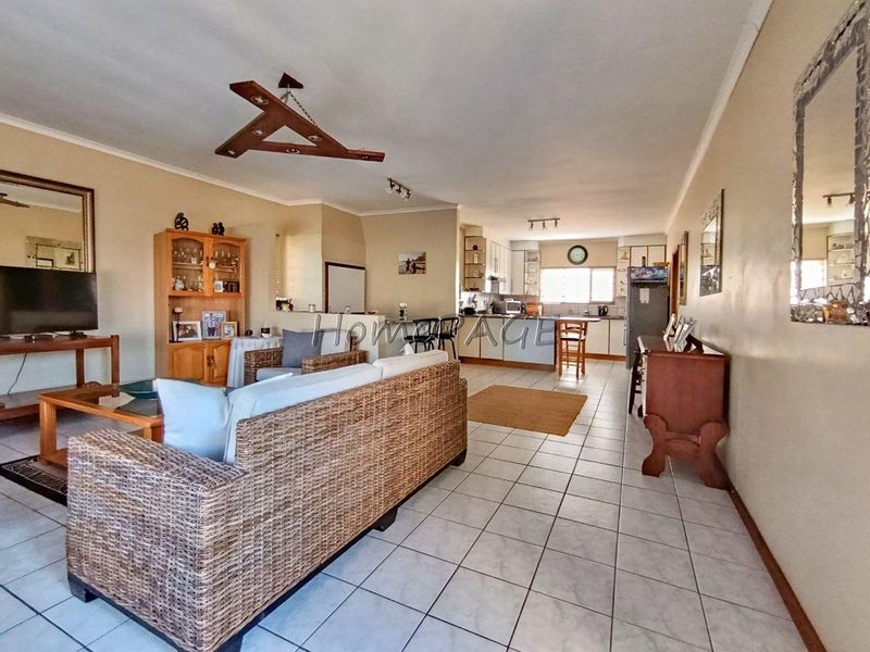 Hermes, Walvis Bay:  Neat 4 bedr home with 1 bedr flat is for sale - Photo 4