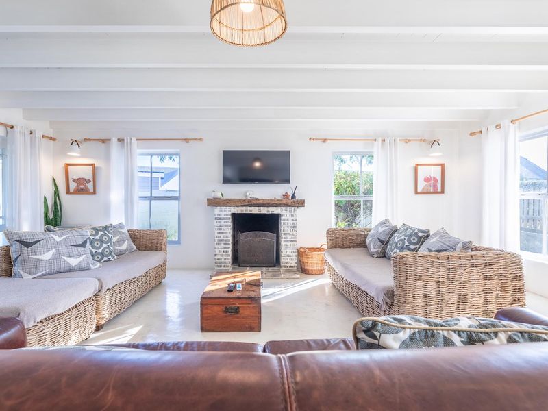 Charming Coastal Retreat in Exclusive Grotto Bay - Photo 4