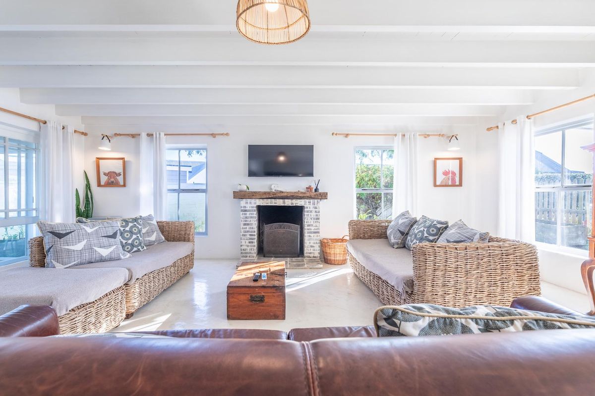 Charming Coastal Retreat in Exclusive Grotto Bay - Photo 4