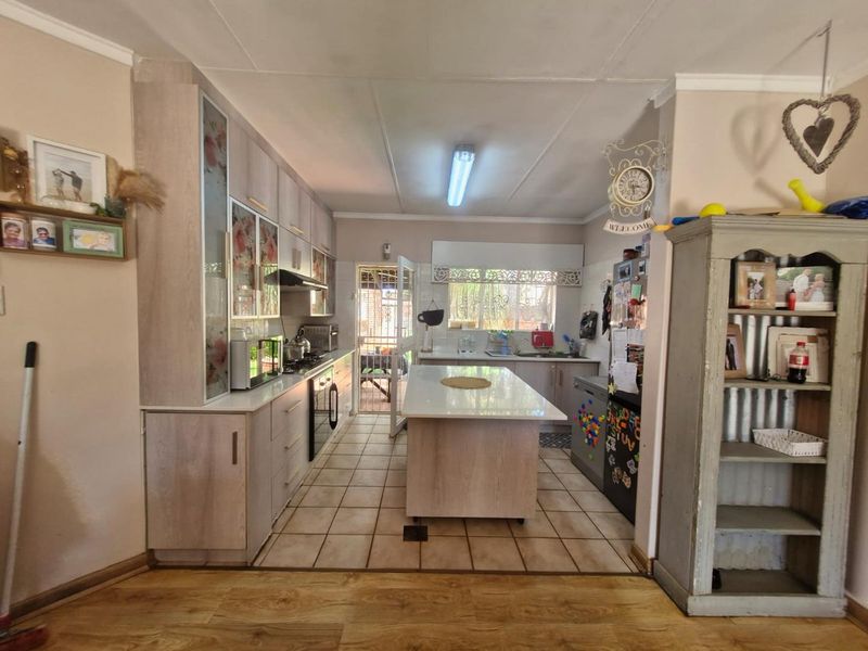 Townhouse in Rhodesdene - Photo 6