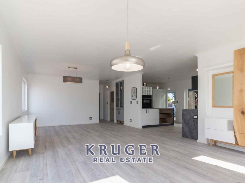 Immaculate Renovated Home with Separate flat - Photo 2