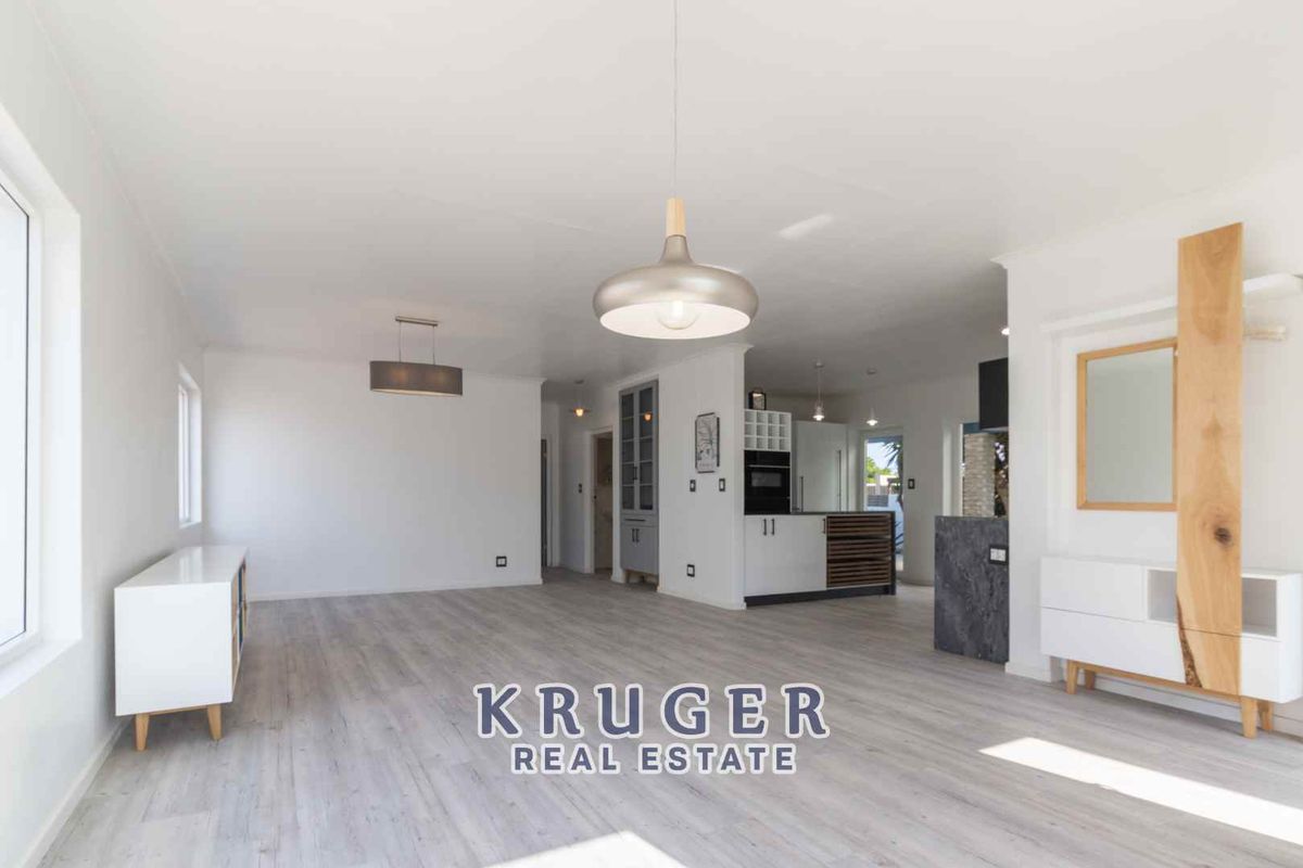 Immaculate Renovated Home with Separate flat - Photo 2