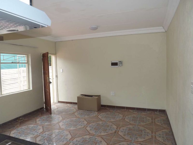 Charming 1 Bedroom Garden Cottage for Rent - Photo 3