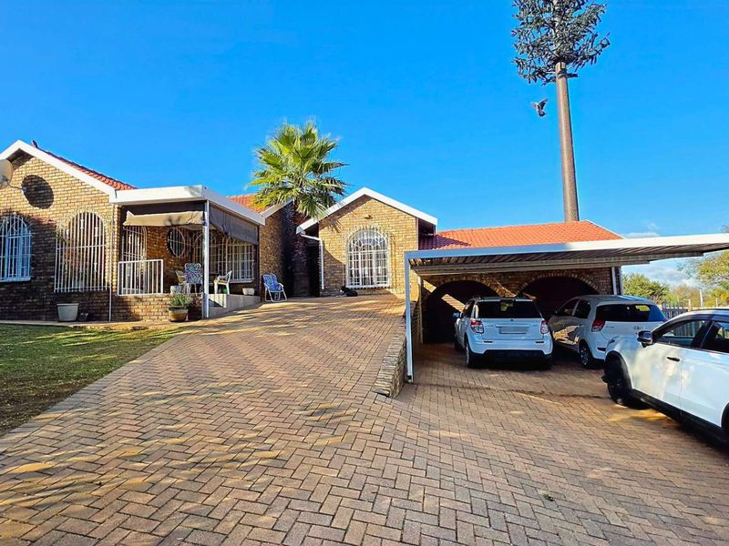 4 Bedroom House For Sale in Glenvista - Photo 1