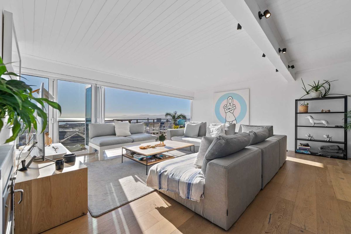 Contemporary Hillside Retreat with Expansive Bay Views - Photo 3