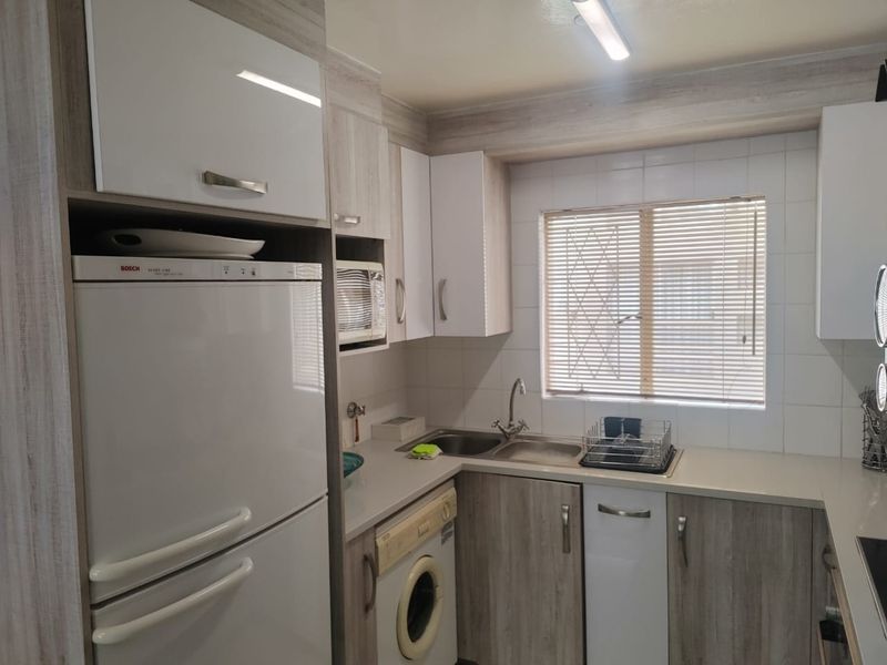 Spacious 2-Bedroom Apartment for Sale in Verwoerdpark. - Photo 6