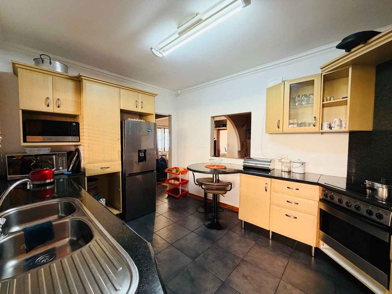 Hendra - Spacious Family Living with Income-Generating Cottage - Photo 6